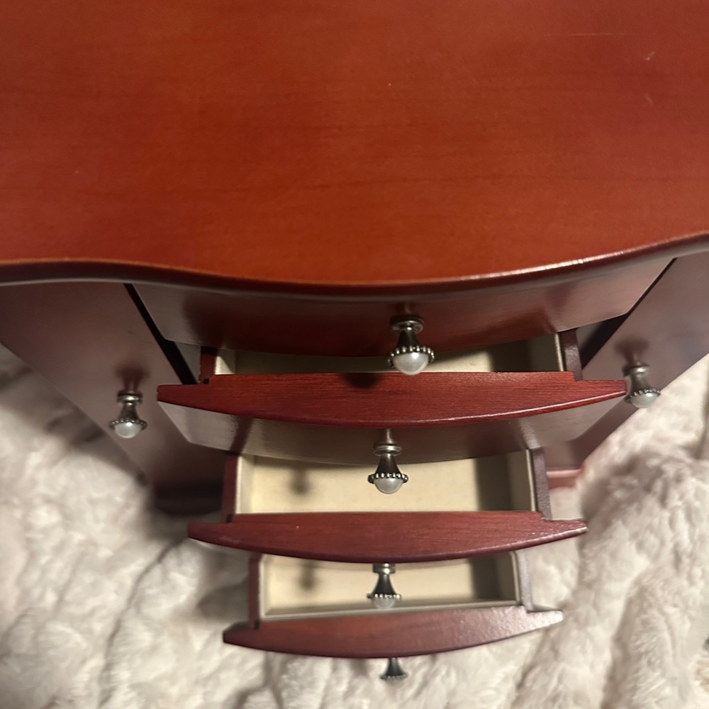 Jewelry box